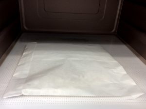 開封口を折った面を下にする