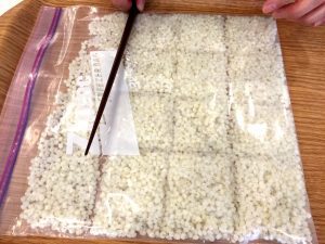 保存する場合、炊いたホワイトソルガム粒は、ジップロックに平らに入れ、箸で小分けラインを入れて冷凍すると便利です。