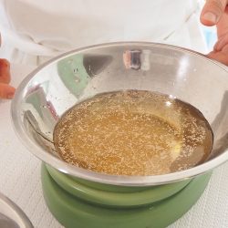 手順1：ボウルに、すったフラックスシードと熱湯を泡立て器で混ぜ、ごま油、酢を加えて乳化させる。冷ます。
