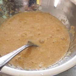 手順2：ぬるま湯にメープルシロップをよく混ぜてから、イーストを加えて、暖かい所で泡が出るまで約20分置いておく。