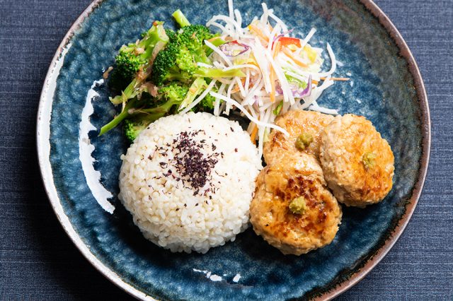 管理栄養士×パーソナルトレーナー 河村玲子さんのレシピ「筋活！ホワイトソルガム粒と豆腐の照り焼きハンバーグ」
