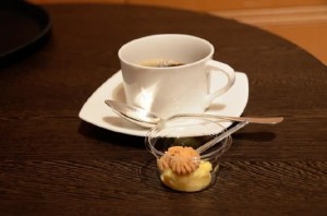 試食用に出したソルガムきび粉で作ったクッキーとカスタードクリーム。ソルガムきび粉で作るカスタードクリームは、ダマになりにくく、翌日までプルンとしている。