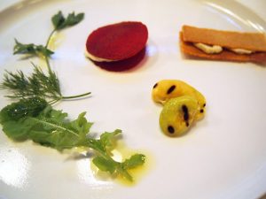 そら豆のグリエ ゆずのヴィネグレット ビーツのサラダ ココナッツヨーグルト風味 酒粕のサブレ、ヴィーガンナッツチーズ 《カシュー&マカダミア》のタルティーヌ