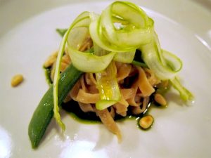 キヌアとソルガムきびのタリアテッレ　ペストーソースと初夏の野菜