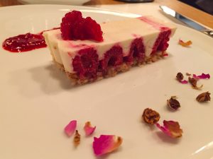 真っ白なチーズケーキ《ガトー・トゥー・ブラン》 秋田産のフランボワーズ