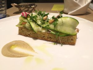 ソルガムきびのフォカッチャとローストポーク ズッキーニとHATAKEの野菜たち