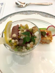 マグロとアボカド、ホワイトソルガムきびのタブレ