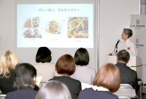 山田英代氏から「NYの最新グルテンフリー事情とソルガムきびの活用法」