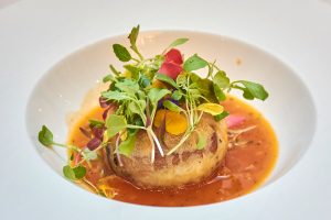 アラスカ産本ズワイ蟹とホワイトソルガムのパートブリック包み焼きアメリケーヌソース