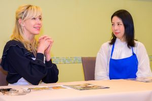 大橋さんとエリカさん：「ソルガムきびでフォカッチャアートコンテスト」受賞イベント
