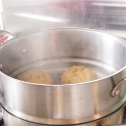 手順10：蒸し器の蓋の下に布巾を敷いて水滴が垂れないようにし、強火で約15分蒸す。