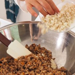 手順3：ボウルにこうや豆腐、くるみ、ストック・ソルガムきび粒、タピオカ粉、しょうゆ、ごま油、コリアンダー、2を入れてよく混ぜる。