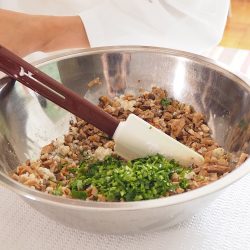 手順3：ボウルにこうや豆腐、くるみ、ストック・ソルガムきび粒、タピオカ粉、しょうゆ、ごま油、コリアンダー、2を入れてよく混ぜる。
