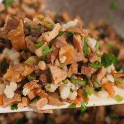 手順3：ボウルにこうや豆腐、くるみ、ストック・ソルガムきび粒、タピオカ粉、しょうゆ、ごま油、コリアンダー、2を入れてよく混ぜる。