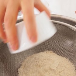 手順3：ドライ材料を合わせてふるい、よく混ぜる。
