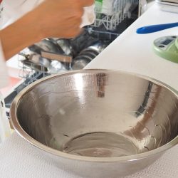 手順6：別のボウルに油を塗り、5を入れる。ラップに油を塗り、かぶせる。暖かい所で約40分、膨らむのを待つ。
