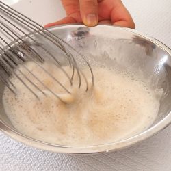 手順1：ボウルに、すったフラックスシードと熱湯を泡立て器で混ぜ、ごま油、酢を加えて乳化させる。冷ます。
