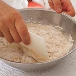 手順5：3に4を加えて、ヘラで混ぜる。