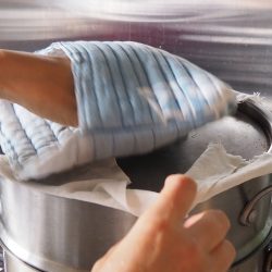 手順10：蒸し器の蓋の下に布巾を敷いて水滴が垂れないようにし、強火で約15分蒸す。