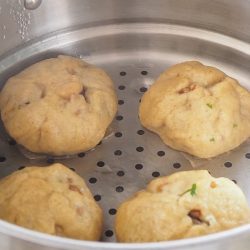 手順10：蒸し器の蓋の下に布巾を敷いて水滴が垂れないようにし、強火で約15分蒸す。