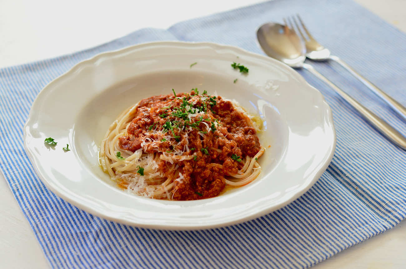 全粒粉でヘルシーなソルガムきび麺のミートソース