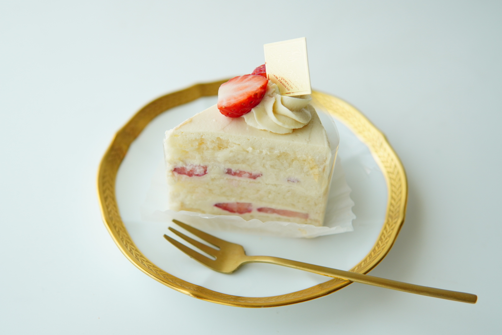 カットしたショートケーキ